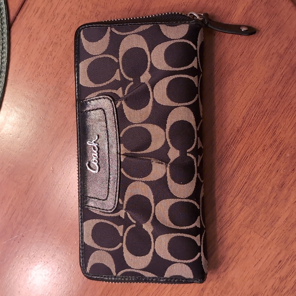 Coach Black and Tan Wallet.  8"x4"x1", full zipper around.